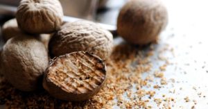 benefícios da noz moscada